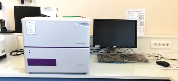 Un spectrofluorimètre lecteur de microplaques BMG Labtech Clariostar.